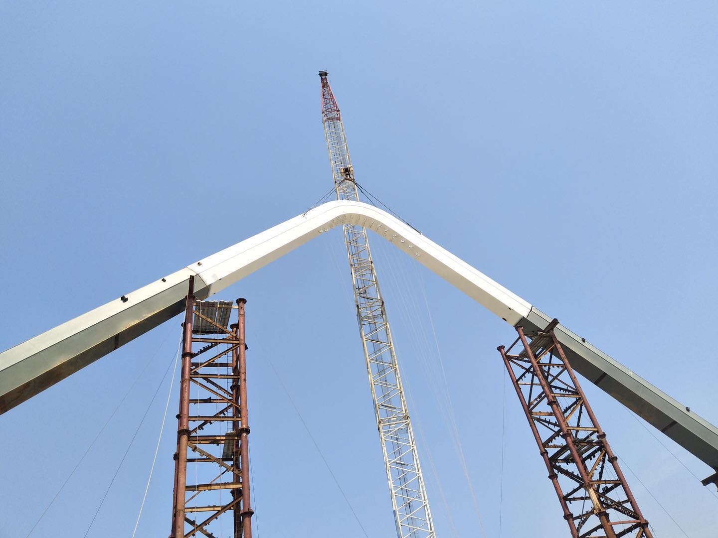 紫荆路跨龙王港河桥顺利完成主拱合龙！